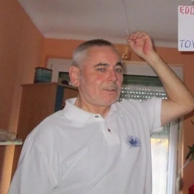 István, Komló