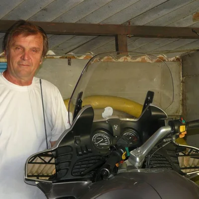 András