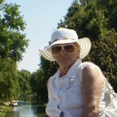 Margó, Komló