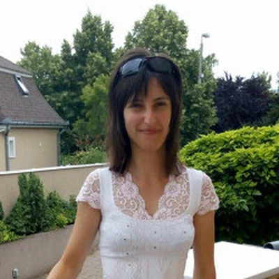 Klaudia, Komárom