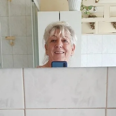 Évi
