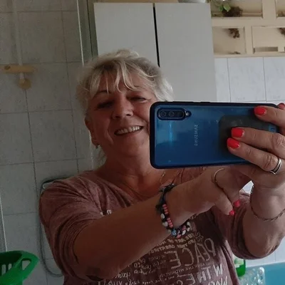 Évi