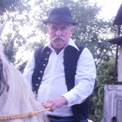 János, Dunaalmás