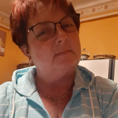 Évi