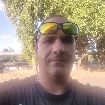 János, Paks
