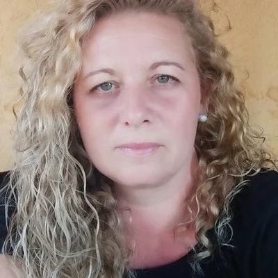 Szilvi, Komárom