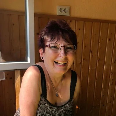 Évi