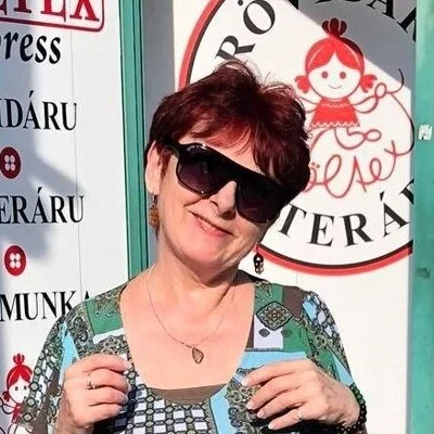 Évi