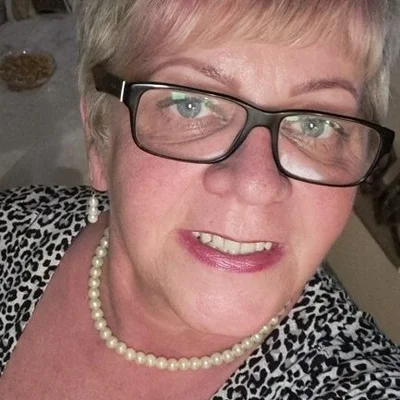 Évi