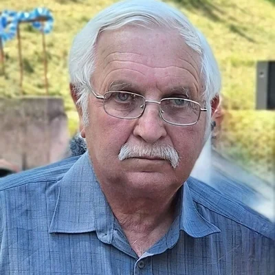 Laci, Komló