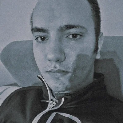 Danee, Komló
