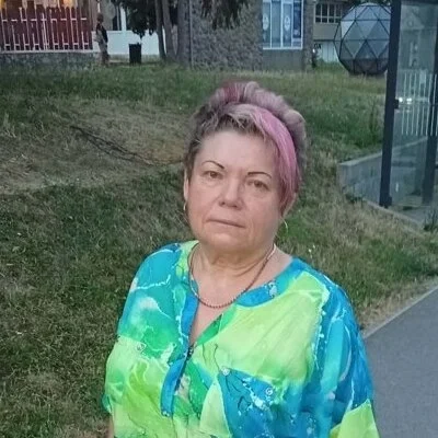 Éva, Komló