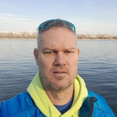 Akos, Budapest