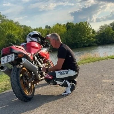 András