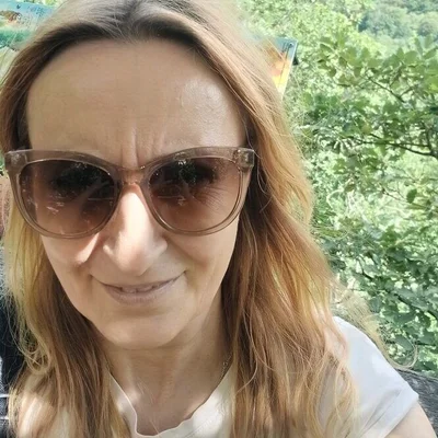 Hani, Szenc
