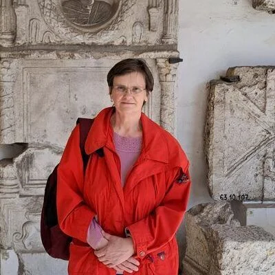 Évi