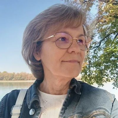 Éva, Paks